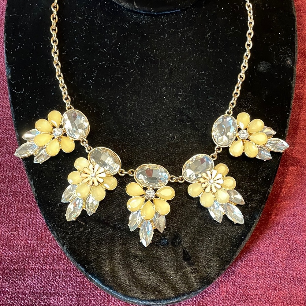 Very pretty yellow and fake diamond looking drop necklace